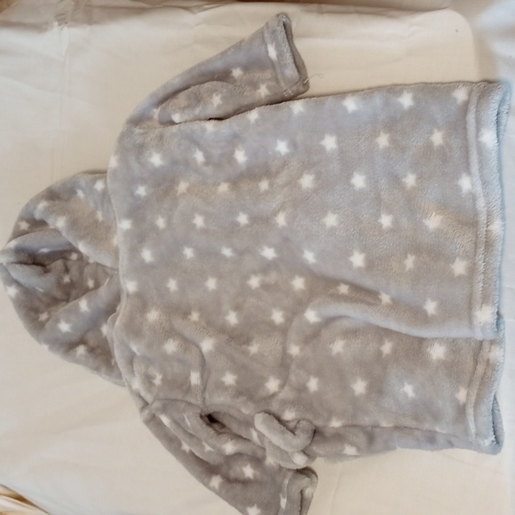 (3/$20) Infant's Robe Grey With White Star Pattern For 0-9 Month Olds - Picture 4 of 4